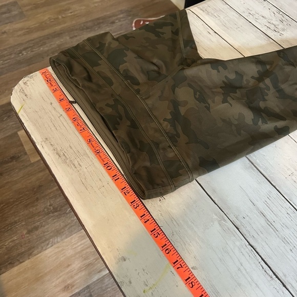 Lululemon Run Inspire Crop |I Legging Savasana Camo
Fatigue Green Size 4 - Picture 7 of 9